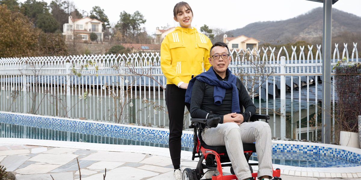 Пожилые электрические инвалидные коляски